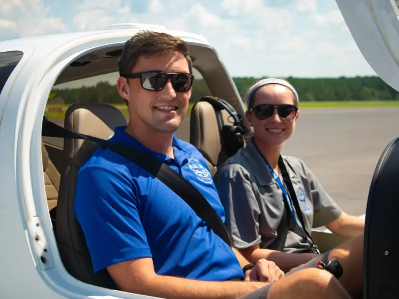 Das Hardcoreasia Team am Flugplatz